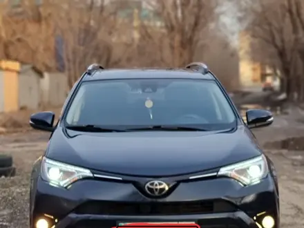Toyota RAV4 2018 года за 12 500 000 тг. в Усть-Каменогорск – фото 2