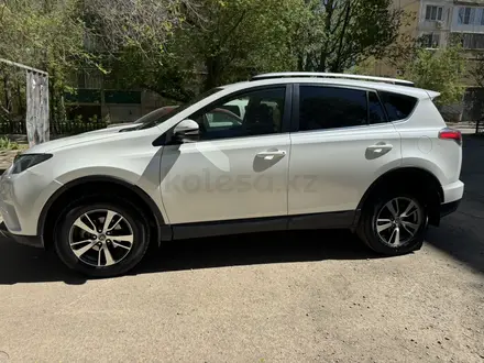 Toyota RAV4 2015 года за 10 000 000 тг. в Актобе – фото 2