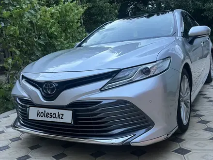 Toyota Camry 2019 года за 16 500 000 тг. в Шымкент – фото 2