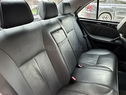 Mercedes-Benz E 320 2000 года за 7 500 000 тг. в Алматы – фото 27