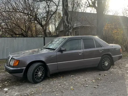 Mercedes-Benz E 220 1993 года за 2 400 000 тг. в Алматы