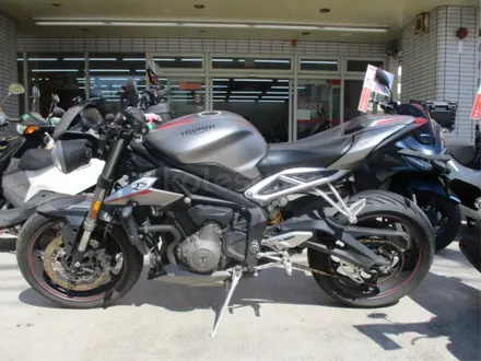 Triumph  STREET TRIPLE RS 2018 года за 4 490 000 тг. в Шымкент – фото 2