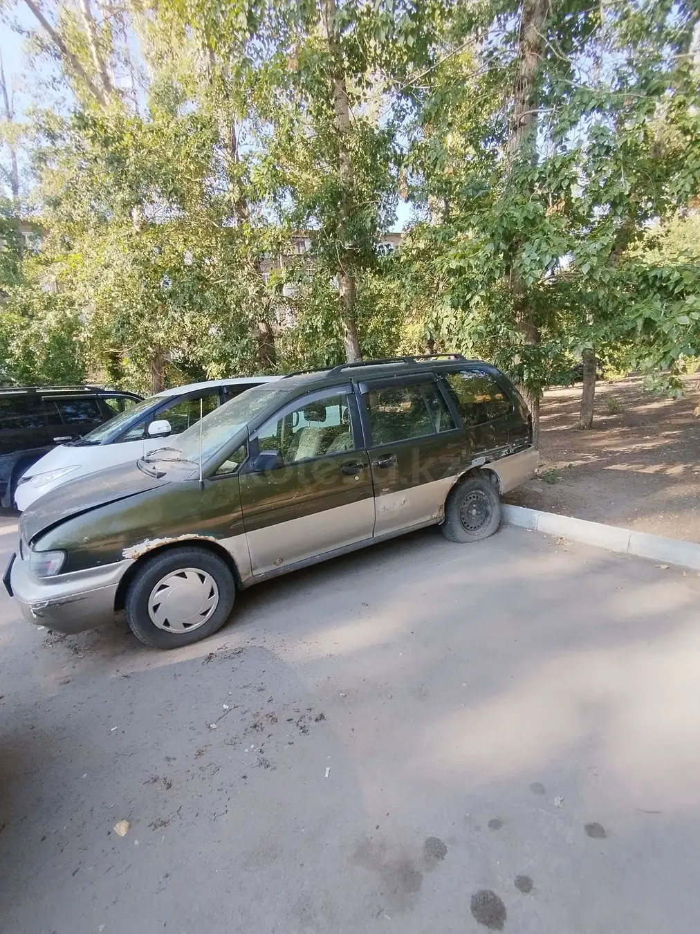 Nissan Prairie Joy, 1996