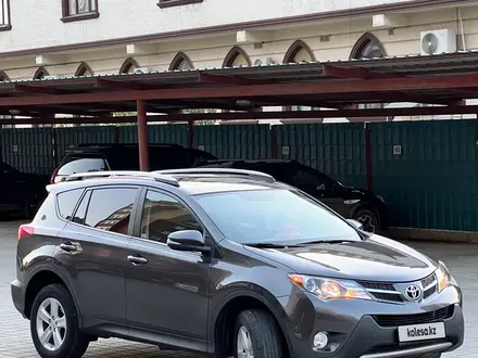 Toyota RAV4 2015 года за 10 500 000 тг. в Актобе – фото 2