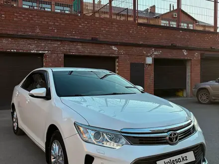 Toyota Camry 2015 года за 10 500 000 тг. в Уральск – фото 3