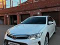Toyota Camry 2015 года за 10 500 000 тг. в Уральск – фото 2
