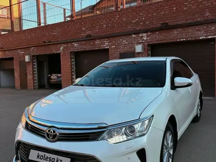 Toyota Camry 2015 года за 10 500 000 тг. в Уральск – фото 2