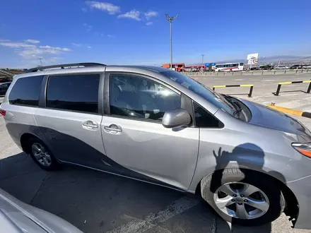 Toyota Sienna 2015 года за 9 000 000 тг. в Атырау – фото 4