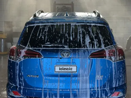Toyota RAV4 2018 года за 9 100 000 тг. в Уральск – фото 10