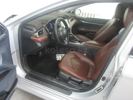 Toyota Camry 2018 года за 11 174 000 тг. в Актобе – фото 7