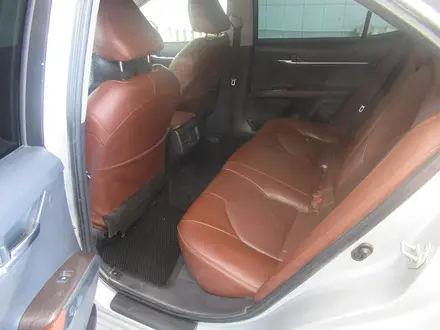 Toyota Camry 2018 года за 11 174 000 тг. в Актобе – фото 8