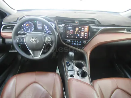 Toyota Camry 2018 года за 11 174 000 тг. в Актобе – фото 9