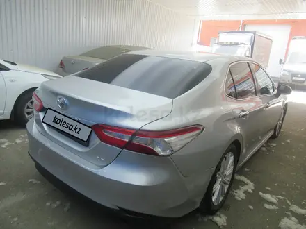 Toyota Camry 2018 года за 11 174 000 тг. в Актобе – фото 6