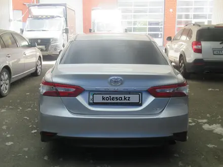 Toyota Camry 2018 года за 11 174 000 тг. в Актобе – фото 2