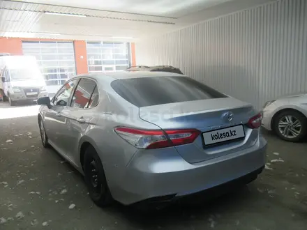 Toyota Camry 2018 года за 11 174 000 тг. в Актобе – фото 4