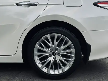 Toyota Camry 2019 года за 15 200 000 тг. в Алматы – фото 12