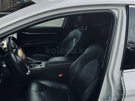 Toyota Camry 2019 года за 15 200 000 тг. в Алматы – фото 20