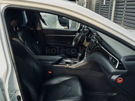 Toyota Camry 2019 года за 15 200 000 тг. в Алматы – фото 21