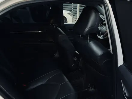 Toyota Camry 2019 года за 15 200 000 тг. в Алматы – фото 22