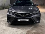 Toyota Camry 2018 года за 13 600 000 тг. в Шымкент – фото 2