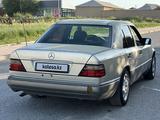 Mercedes-Benz E 220 1993 года за 1 850 000 тг. в Карабулак – фото 2
