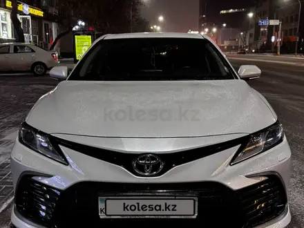 Toyota Camry 2023 года за 16 300 000 тг. в Астана