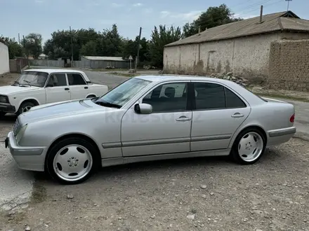 Mercedes-Benz E 320 1999 года за 5 000 000 тг. в Туркестан – фото 4