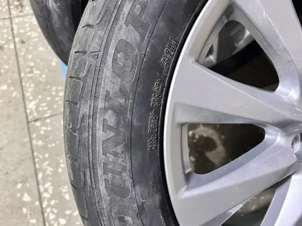 Комплект дисков Toyota с летней резиной Dunlop за 340 000 тг. в Петропавловск – фото 4