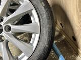 Комплект дисков Toyota с летней резиной Dunlop за 340 000 тг. в Петропавловск – фото 2
