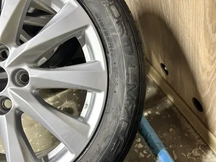 Комплект дисков Toyota с летней резиной Dunlop за 340 000 тг. в Петропавловск – фото 2