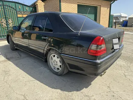 Mercedes-Benz C 230 1997 года за 2 800 000 тг. в Атырау – фото 4