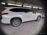 Toyota Highlander 2021 года за 25 000 000 тг. в Астана