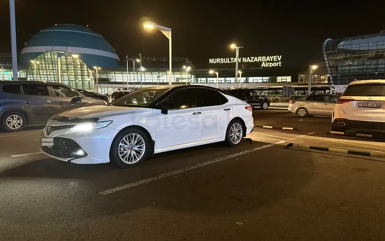 Toyota Camry 2018 года за 14 000 000 тг. в Астана