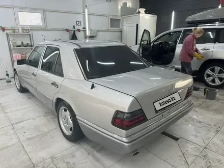 Mercedes-Benz E 220 1995 года за 2 200 000 тг. в Тараз – фото 3