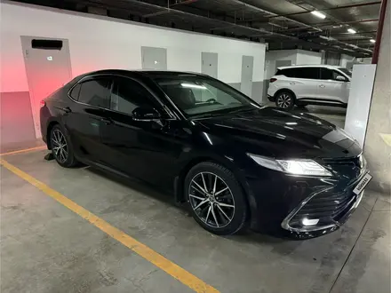 Toyota Camry 2021 года за 17 000 000 тг. в Астана