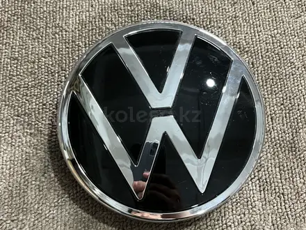 Эмблема на решетку — Volkswagen Polo 2020 — Sedan за 5 000 тг. в Алматы
