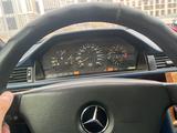 Mercedes-Benz E 260 1991 года за 1 700 000 тг. в Астана – фото 2