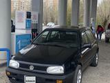 Volkswagen Golf 1993 годаfor1 500 000 тг. в Караганда