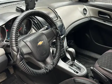 Chevrolet Cruze 2014 года за 3 800 000 тг. в Атырау – фото 10