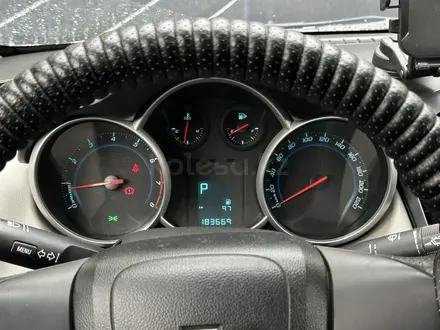 Chevrolet Cruze 2014 года за 3 800 000 тг. в Атырау – фото 15