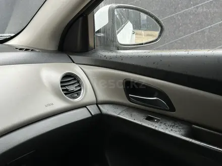 Chevrolet Cruze 2014 года за 3 800 000 тг. в Атырау – фото 20