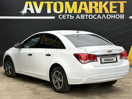 Chevrolet Cruze 2014 года за 3 800 000 тг. в Атырау – фото 3