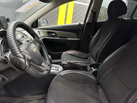 Chevrolet Cruze 2014 года за 3 800 000 тг. в Атырау – фото 9