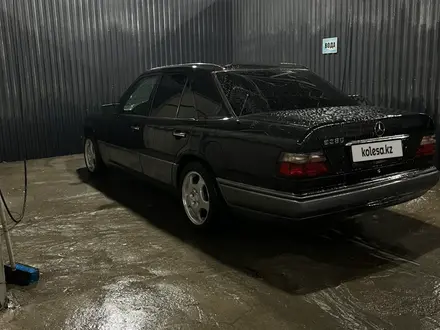 Mercedes-Benz E 280 1994 года за 3 700 000 тг. в Атырау