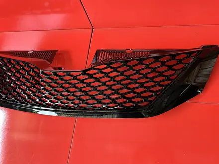 Решетка радиатора Toyota Sienna SE (2010-2017) за 35 000 тг. в Алматы – фото 3