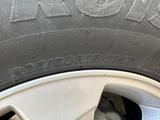 Комплект зимней шипованной резины Bridgestone 18" за 55 000 тг. в Кокшетау – фото 2