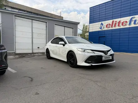 Toyota Camry 2020 года за 12 500 000 тг. в Алматы