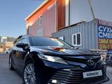 Toyota Camry 2018 года за 13 600 000 тг. в Астана
