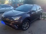 Toyota RAV4 2018 года за 12 800 000 тг. в Атырау