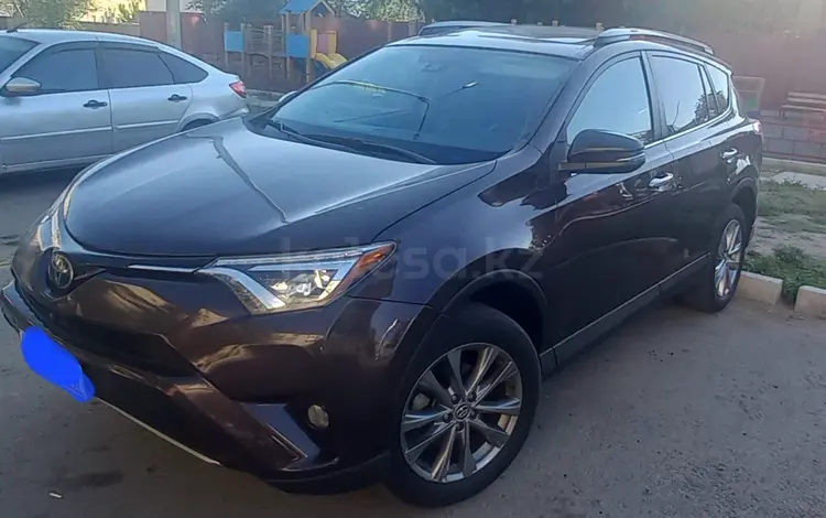 Toyota RAV4 2018 года за 12 800 000 тг. в Атырау